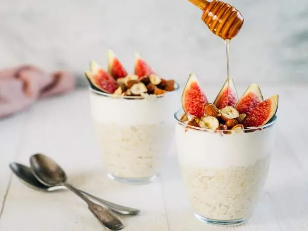 Honeyed figs with yogurt and almonds