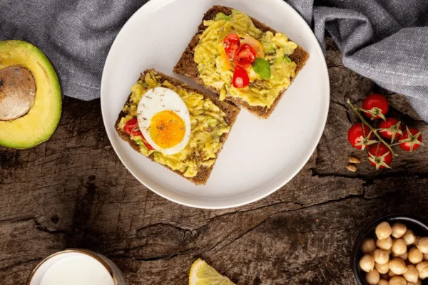 Vegetable omelet with multigrain toast